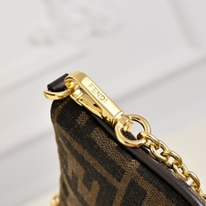 FENDI。迷你包小巧便携的迷你小包,拉链开合方式,拉链头饰有标志性FF图案,经典老花FF提花布料材质轻 FENDI。迷你包小巧便携的迷你小包,拉链开合方式,拉链头饰有标志性FF图案,经典老花FF提花布料材质轻