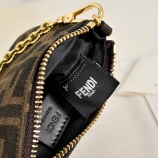 FENDI。迷你包小巧便携的迷你小包,拉链开合方式,拉链头饰有标志性FF图案,经典老花FF提花布料材质轻 FENDI。迷你包小巧便携的迷你小包,拉链开合方式,拉链头饰有标志性FF图案,经典老花FF提花布料材质轻