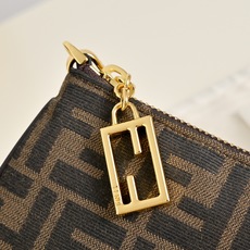 FENDI。迷你包小巧便携的迷你小包,拉链开合方式,拉链头饰有标志性FF图案,经典老花FF提花布料材质轻 FENDI。迷你包小巧便携的迷你小包,拉链开合方式,拉链头饰有标志性FF图案,经典老花FF提花布料材质轻