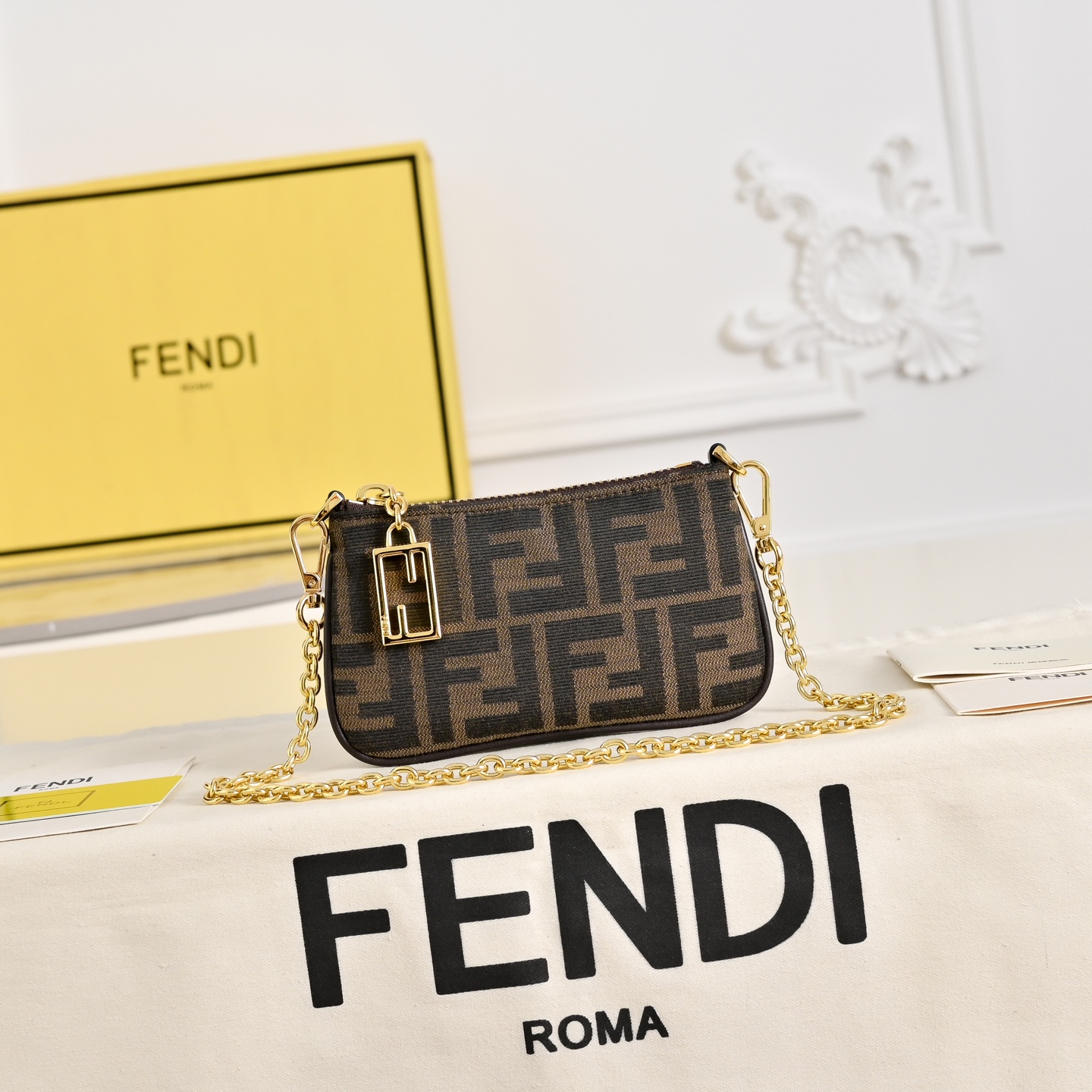 FENDI。迷你包小巧便携的迷你小包，拉链开合方式，拉链头饰有标志性FF图案，经典老花FF提花布料材质轻