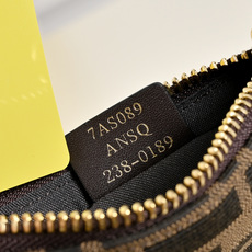 FENDI。迷你包小巧便携的迷你小包,拉链开合方式,拉链头饰有标志性FF图案,经典老花FF提花布料材质轻 FENDI。迷你包小巧便携的迷你小包,拉链开合方式,拉链头饰有标志性FF图案,经典老花FF提花布料材质轻