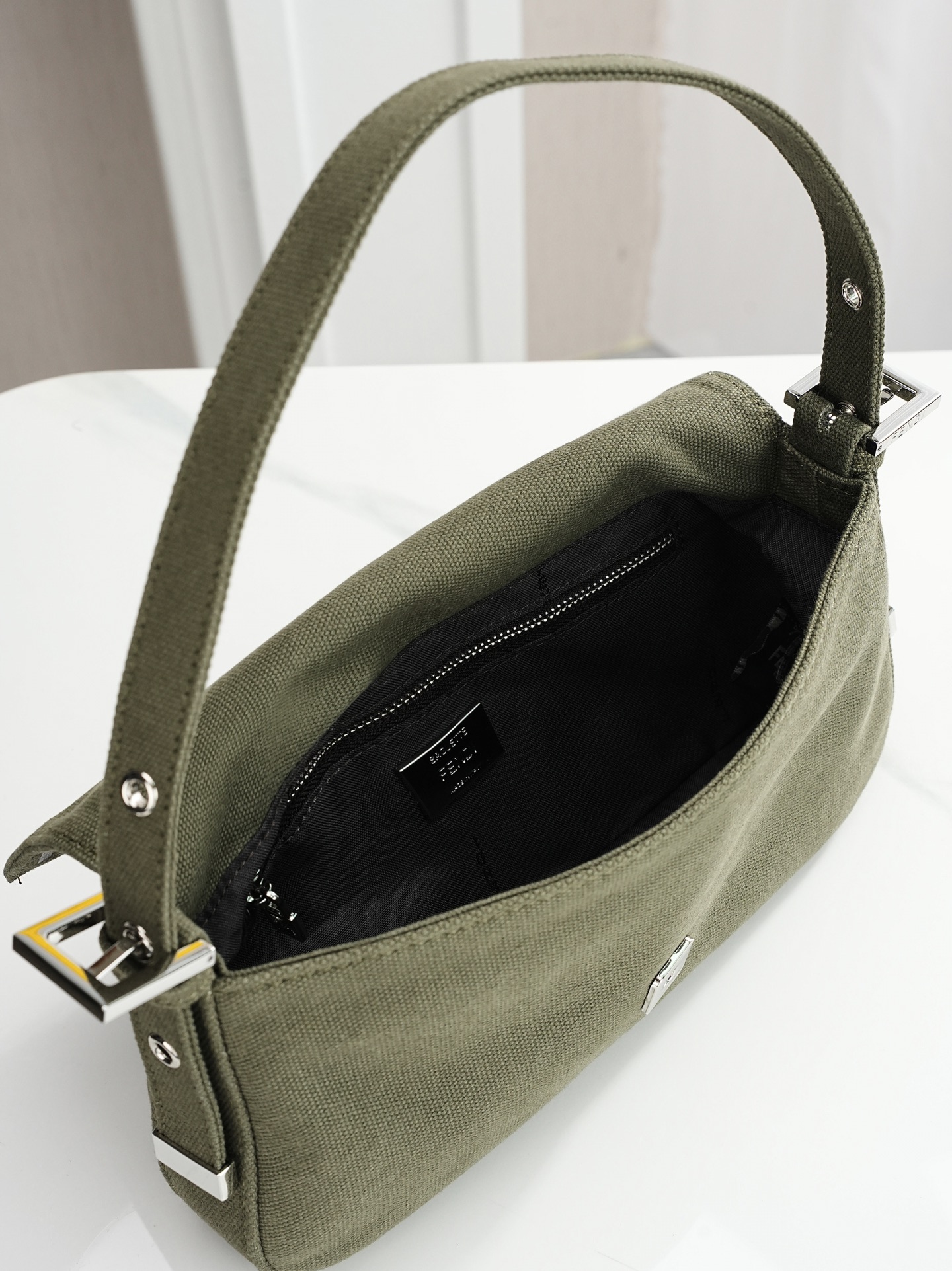 型号7702FEND1 vintage 超飒的中古法棍腋下包，今年腋下包是主流，妥妥的凹造型神器，很多时