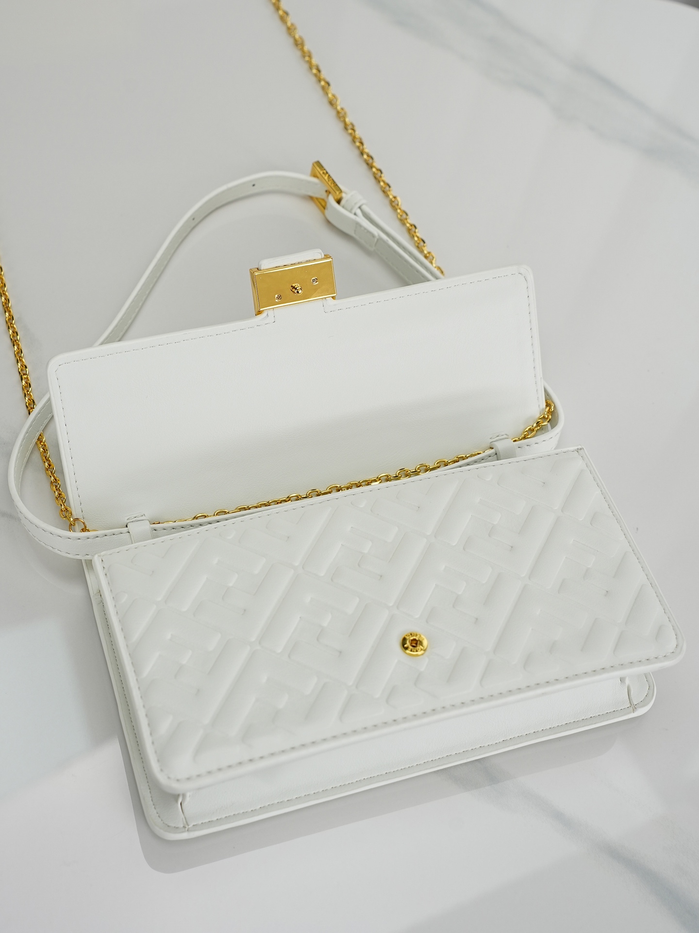 型号6611 原单品质，FENDI Baguette链条皮夹 ～经典老花布料 😍配有一根可调节皮肩带，一
