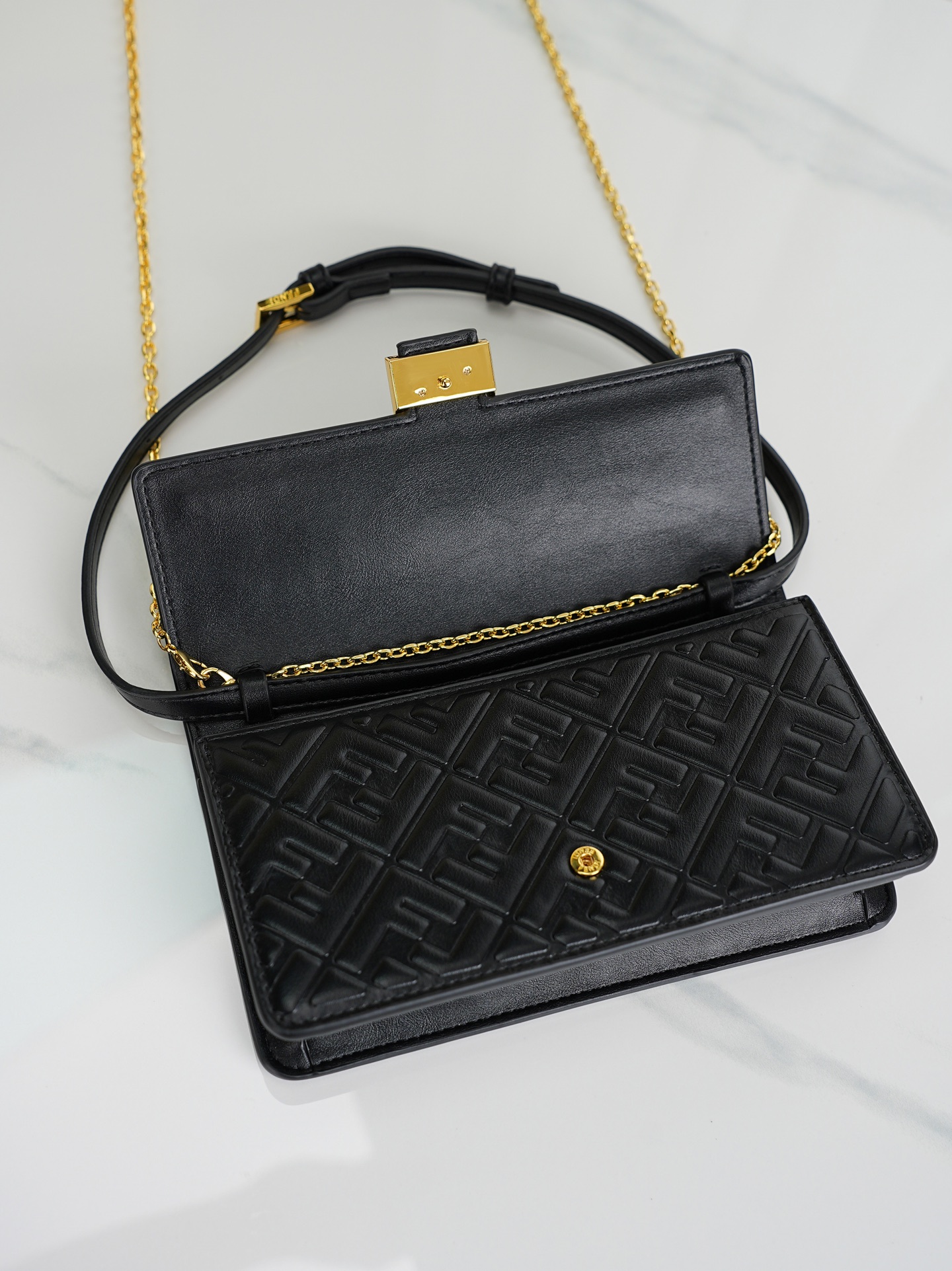 型号6611 原单品质，FENDI Baguette链条皮夹 ～经典老花布料 😍配有一根可调节皮肩带，一