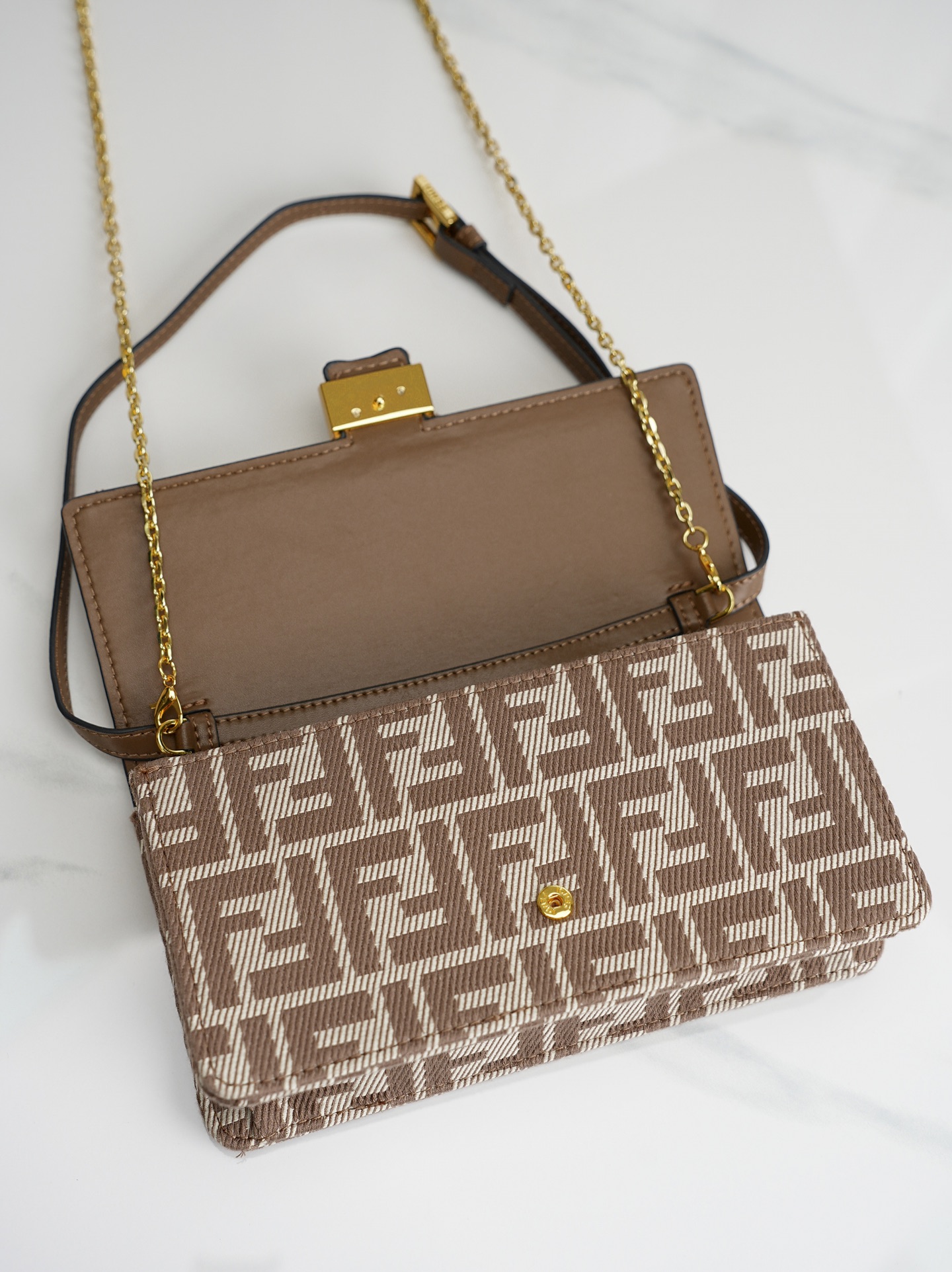 型号6611 原单品质，FENDI Baguette链条皮夹 ～经典老花布料 😍配有一根可调节皮肩带，一