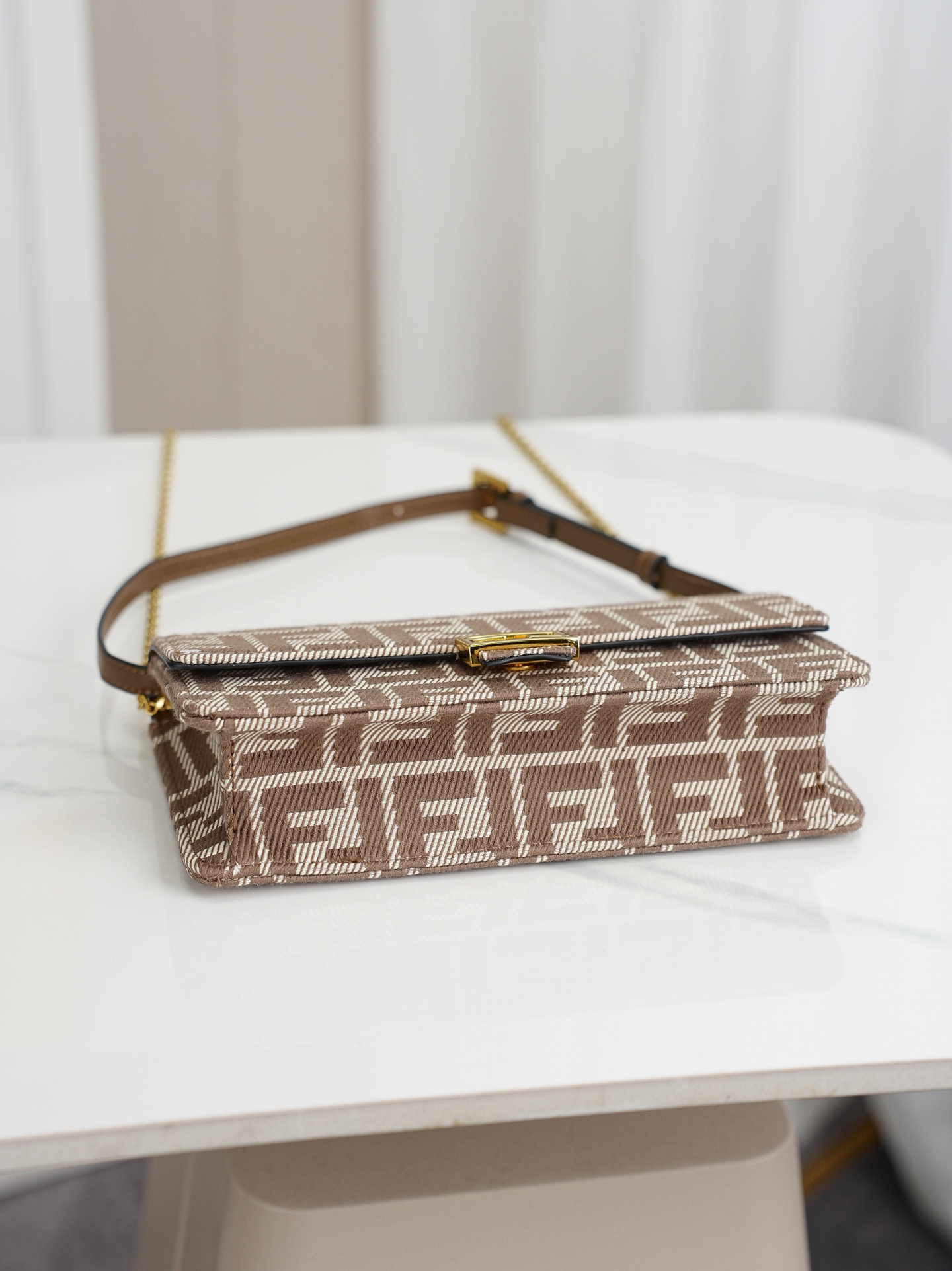 型号6611 原单品质，FENDI Baguette链条皮夹 ～经典老花布料 😍配有一根可调节皮肩带，一