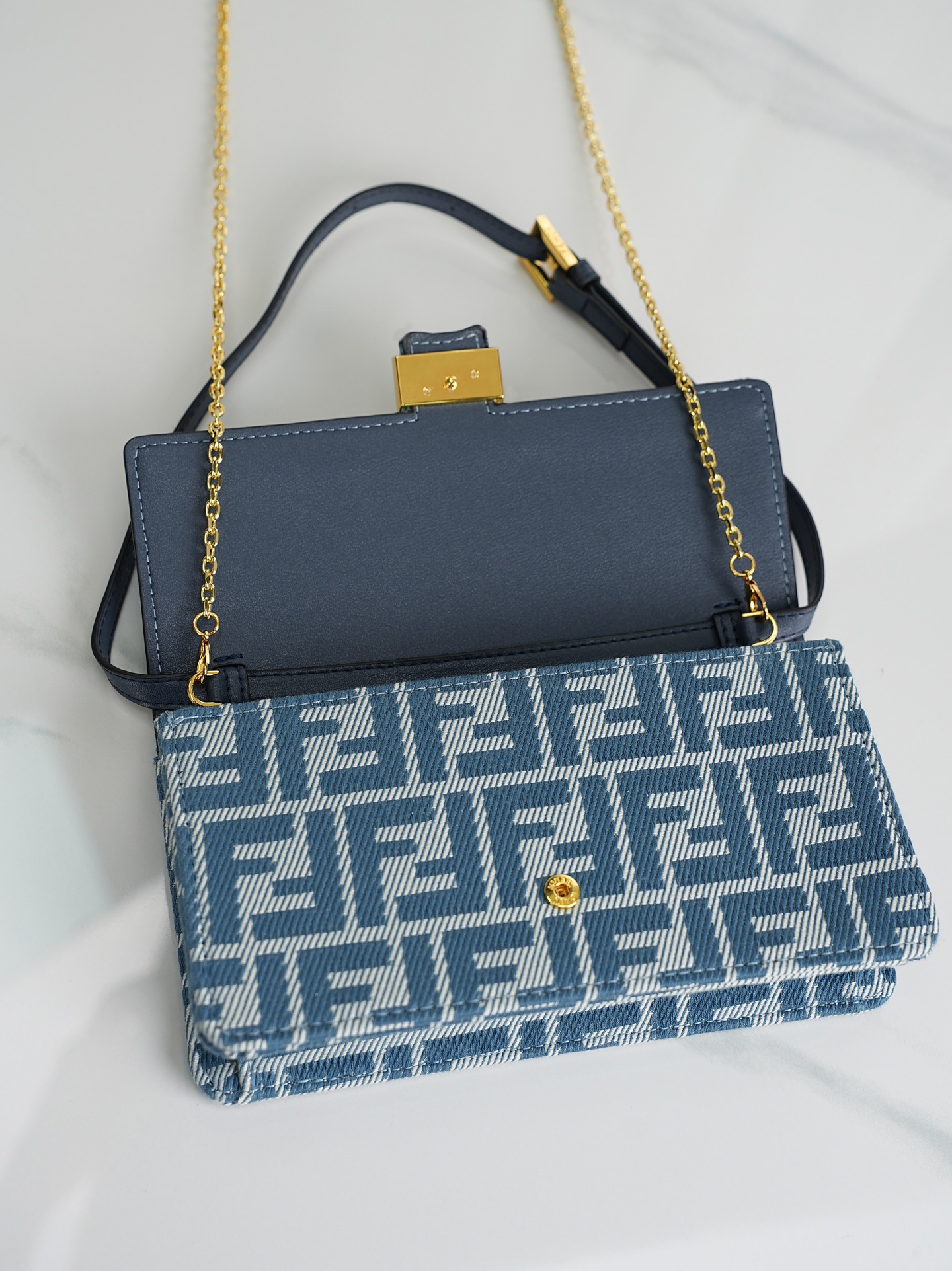 型号6611 原单品质，FENDI Baguette链条皮夹 ～经典老花布料 😍配有一根可调节皮肩带，一