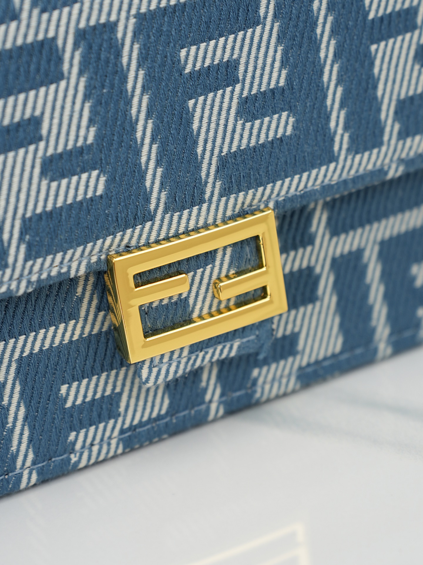 型号6611 原单品质，FENDI Baguette链条皮夹 ～经典老花布料 😍配有一根可调节皮肩带，一