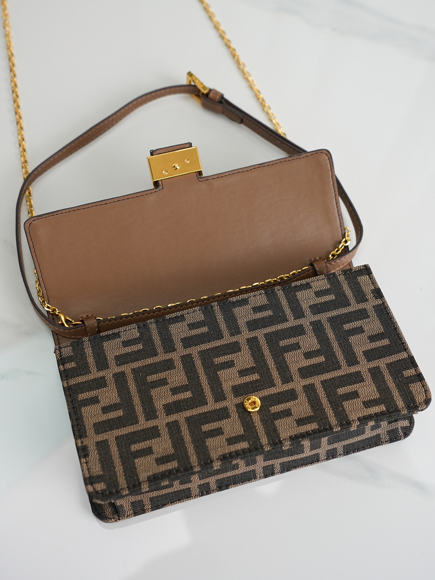 型号6611 原单品质，FENDI Baguette链条皮夹 ～经典老花布料 😍配有一根可调节皮肩带，一