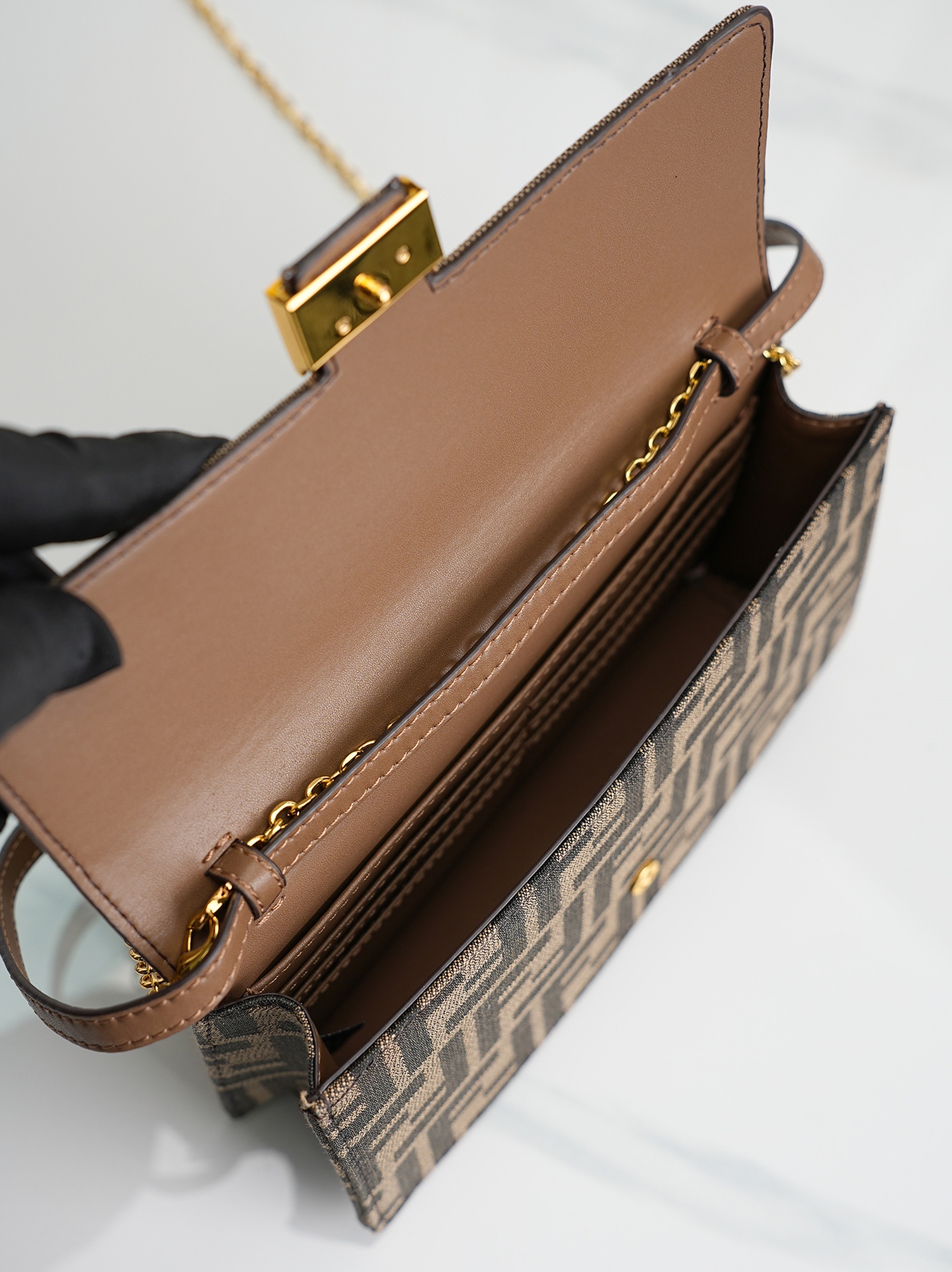 型号6611 原单品质，FENDI Baguette链条皮夹 ～经典老花布料 😍配有一根可调节皮肩带，一