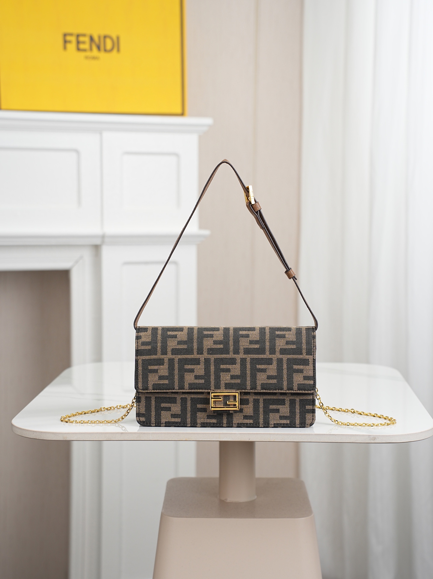 型号6611 原单品质，FENDI Baguette链条皮夹 ～经典老花布料 😍配有一根可调节皮肩带，一