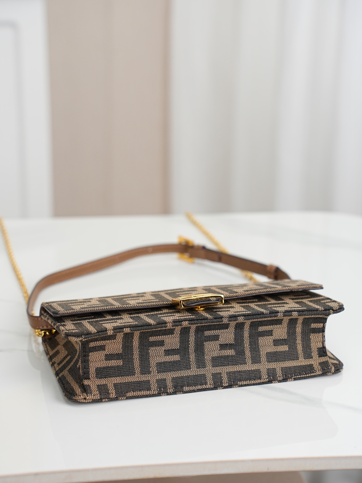 型号6611 原单品质，FENDI Baguette链条皮夹 ～经典老花布料 😍配有一根可调节皮肩带，一