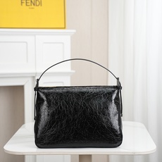 FEND1 vintage 超飒的中古法棍腋下包,今年腋下包是主流,妥妥的凹造型神器,很多时尚博主都人手 FEND1 vintage 超飒的中古法棍腋下包,今年腋下包是主流,妥妥的凹造型神器,很多时尚博主都人手
