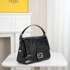 FEND1 vintage 超飒的中古法棍腋下包,今年腋下包是主流,妥妥的凹造型神器,很多时尚博主都人手 FEND1 vintage 超飒的中古法棍腋下包,今年腋下包是主流,妥妥的凹造型神器,很多时尚博主都人手