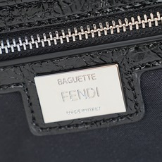 FEND1 vintage 超飒的中古法棍腋下包,今年腋下包是主流,妥妥的凹造型神器,很多时尚博主都人手 FEND1 vintage 超飒的中古法棍腋下包,今年腋下包是主流,妥妥的凹造型神器,很多时尚博主都人手