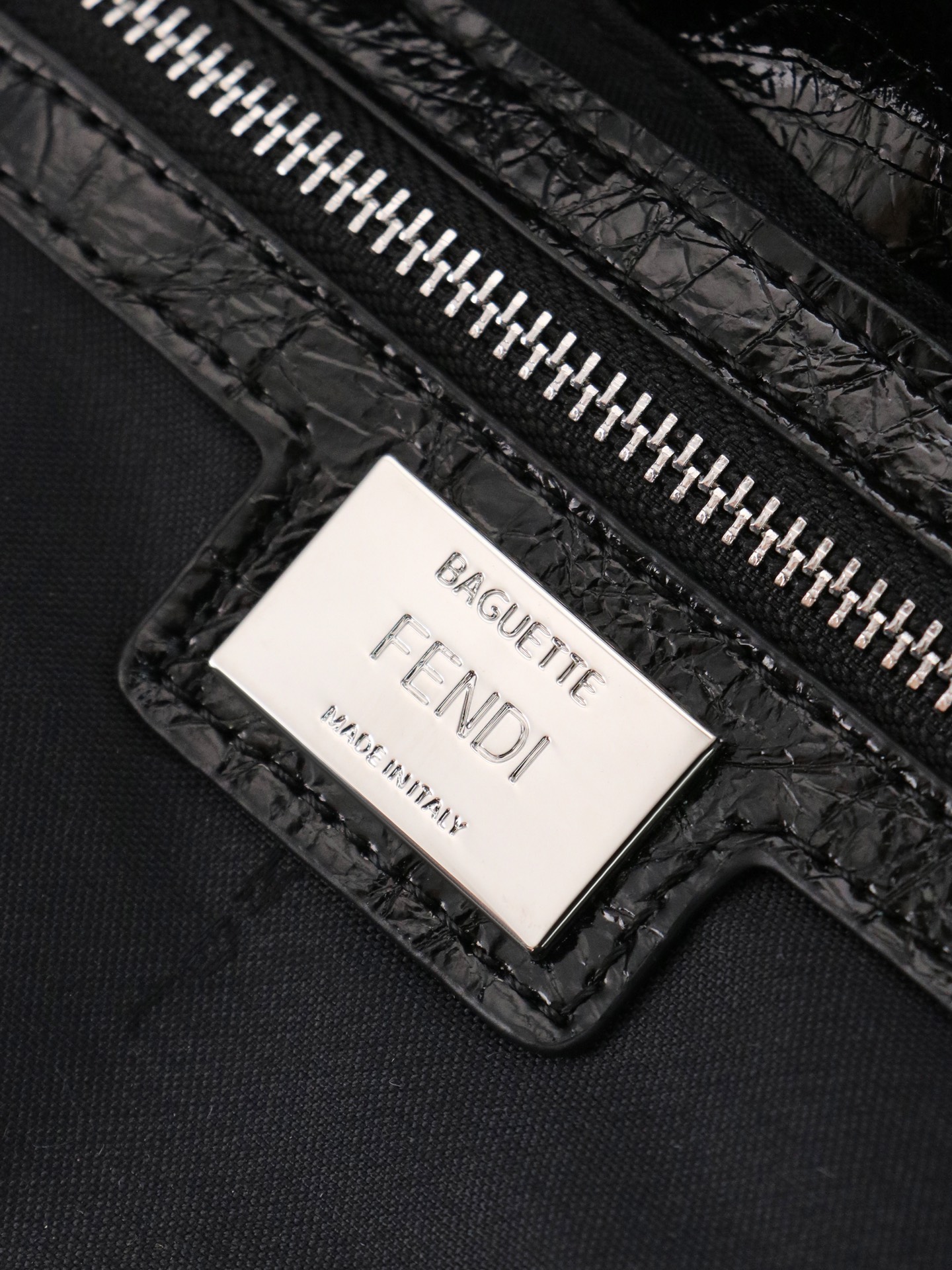 ￼  型号7702FEND1 vintage 超飒的中古法棍腋下包，今年腋下包是主流，妥妥的凹造型神器，