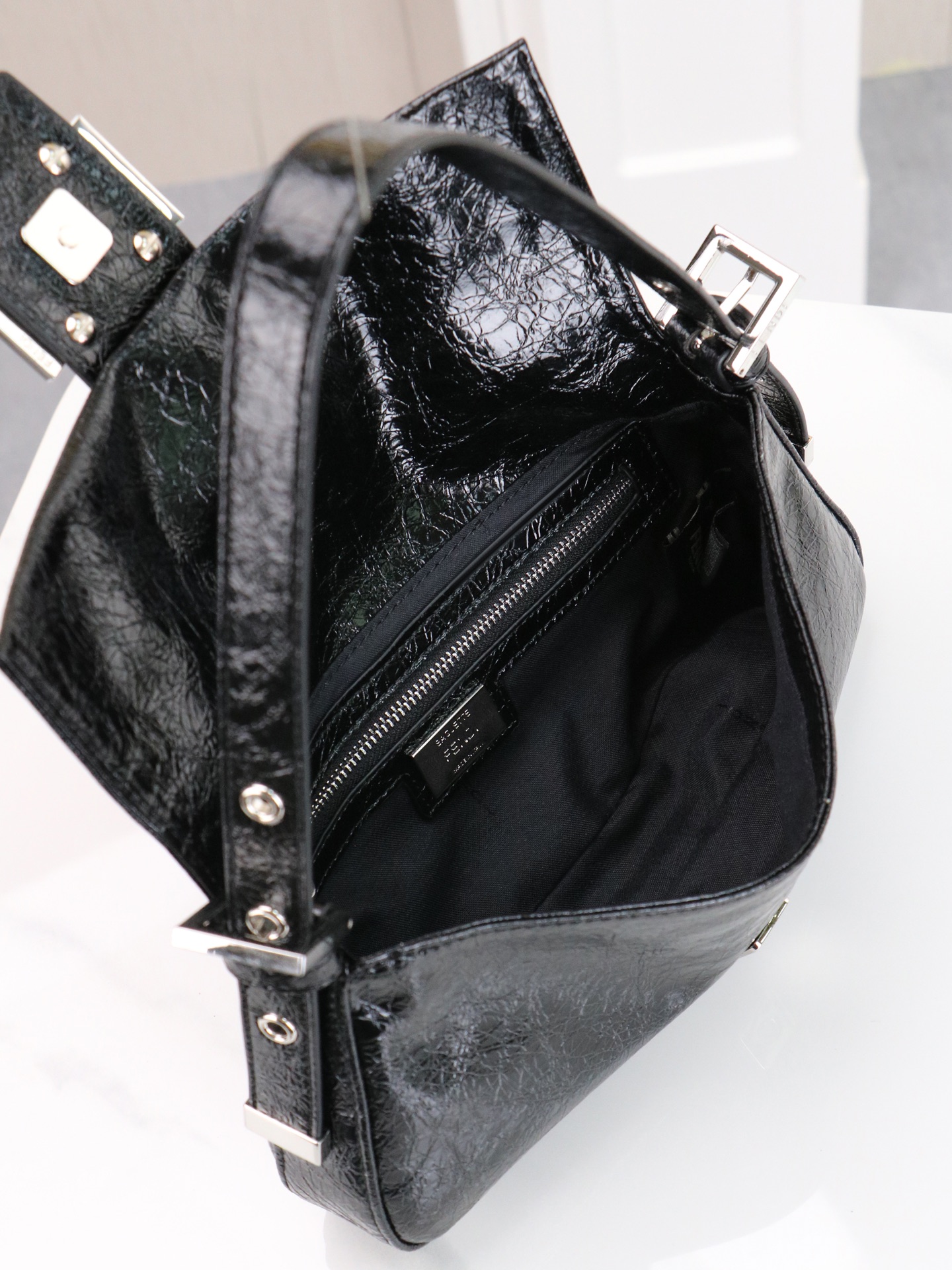 ￼  型号7702FEND1 vintage 超飒的中古法棍腋下包，今年腋下包是主流，妥妥的凹造型神器，