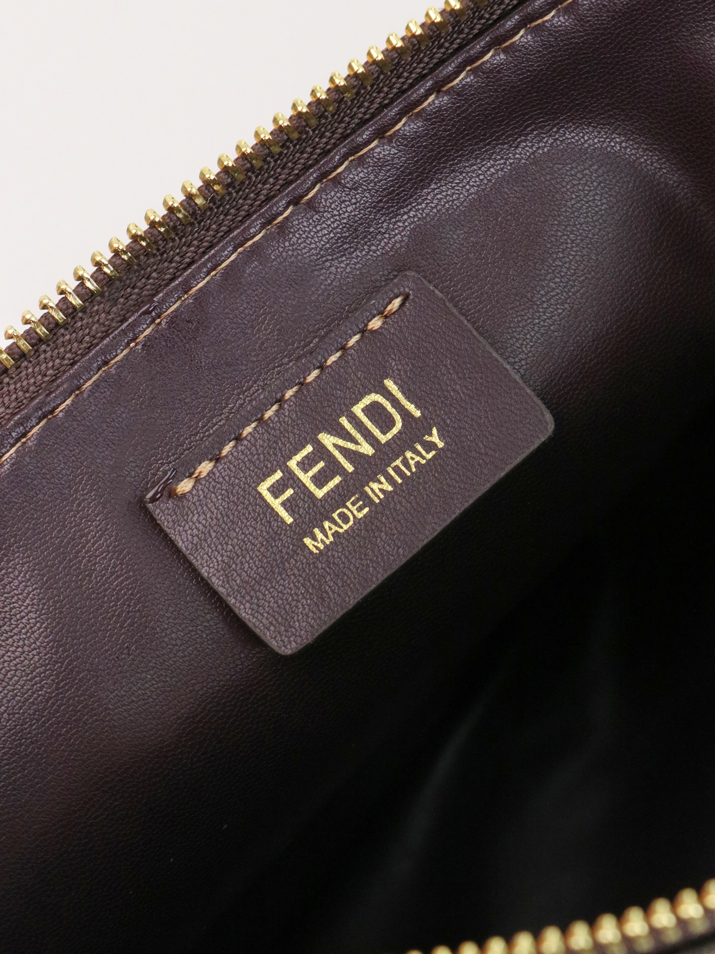 金扣🌹卷席全球FENDi老花腋下包来啦。  内里采用小羊皮，Vintage中古腋下包，超火必入款，经典老