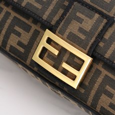 中号F E N D 1 最新 Baguette FF logo老花刺绣系列#it’s not a bag 中号F E N D 1 最新 Baguette FF logo老花刺绣系列#it’s not a bag