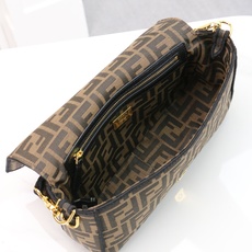 中号F E N D 1 最新 Baguette FF logo老花刺绣系列#it’s not a bag 中号F E N D 1 最新 Baguette FF logo老花刺绣系列#it’s not a bag