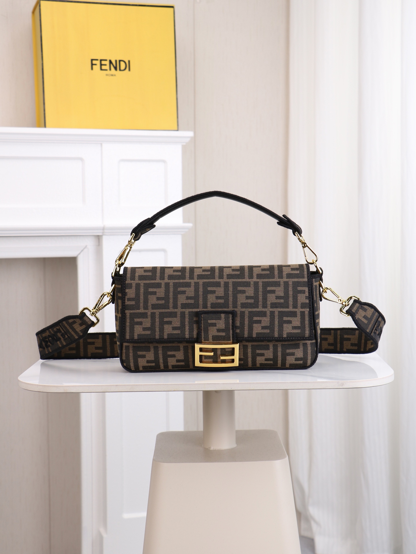 中号F E N D 1 最新 Baguette FF logo老花刺绣系列#it’s not a bag