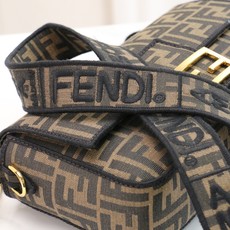 中号F E N D 1 最新 Baguette FF logo老花刺绣系列#it’s not a bag 中号F E N D 1 最新 Baguette FF logo老花刺绣系列#it’s not a bag
