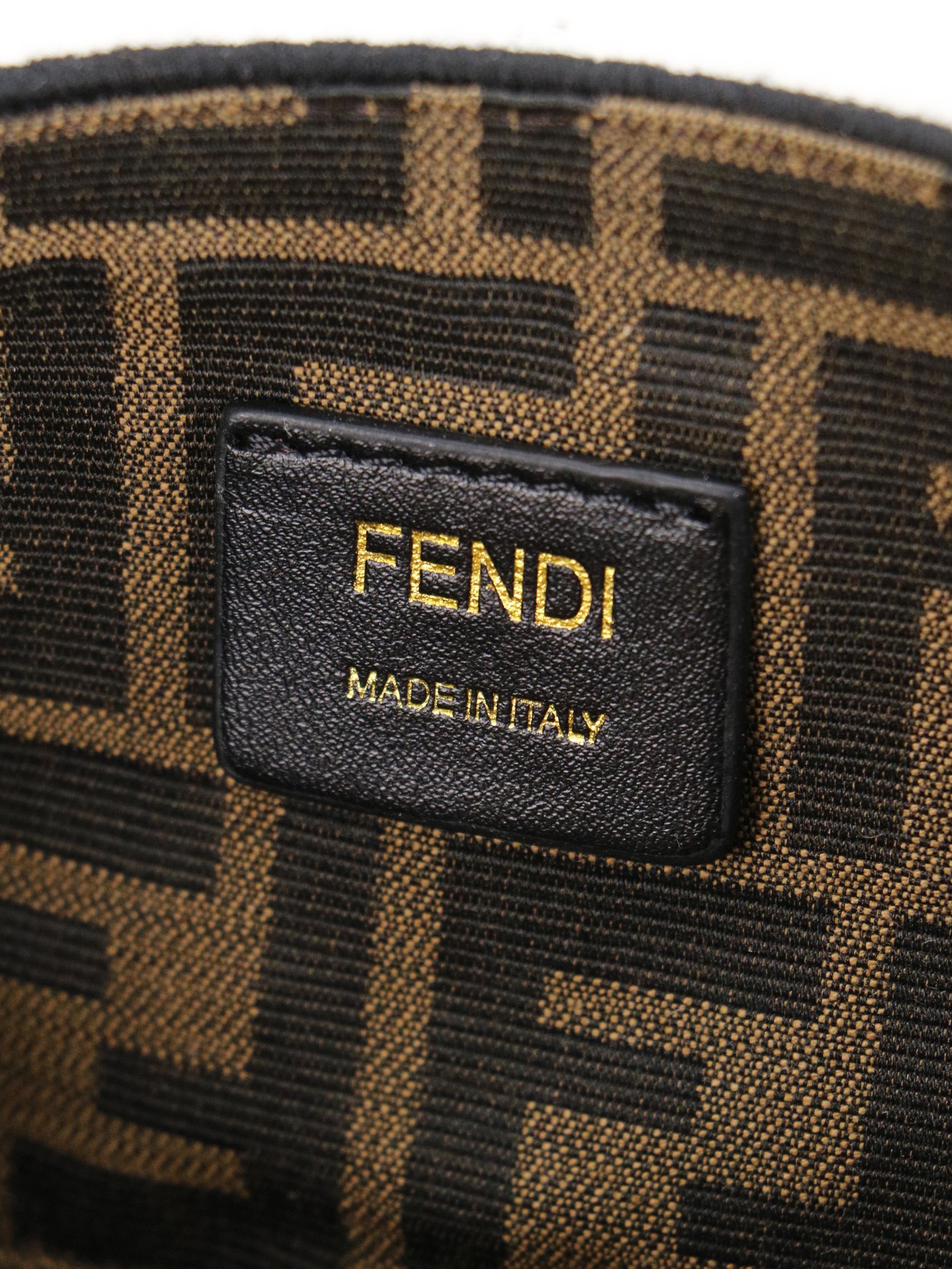 回货 小号😀️最新款全新Fendi Roma Amor胶囊系列耀目登场、跌入霓虹世界、当意大利文化宫的拱