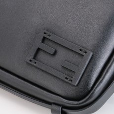 中号型号4409 Simply FENDI手袋,2024-25秋冬季时装秀亮相的一款柔软单肩包,以20世 中号型号4409 Simply FENDI手袋,2024-25秋冬季时装秀亮相的一款柔软单肩包,以20世