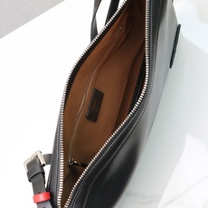 中号型号4409 Simply FENDI手袋,2024-25秋冬季时装秀亮相的一款柔软单肩包,以20世 中号型号4409 Simply FENDI手袋,2024-25秋冬季时装秀亮相的一款柔软单肩包,以20世