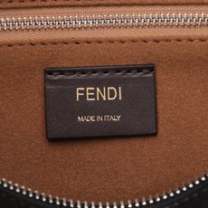 中号型号4409 Simply FENDI手袋,2024-25秋冬季时装秀亮相的一款柔软单肩包,以20世 中号型号4409 Simply FENDI手袋,2024-25秋冬季时装秀亮相的一款柔软单肩包,以20世