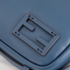 中号型号4409 Simply FENDI手袋,2024-25秋冬季时装秀亮相的一款柔软单肩包,以20世 中号型号4409 Simply FENDI手袋,2024-25秋冬季时装秀亮相的一款柔软单肩包,以20世