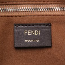中号型号4409 Simply FENDI手袋,2024-25秋冬季时装秀亮相的一款柔软单肩包,以20世 中号型号4409 Simply FENDI手袋,2024-25秋冬季时装秀亮相的一款柔软单肩包,以20世