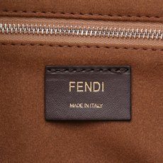 中号型号4409 Simply FENDI手袋,2024-25秋冬季时装秀亮相的一款柔软单肩包,以20世 中号型号4409 Simply FENDI手袋,2024-25秋冬季时装秀亮相的一款柔软单肩包,以20世