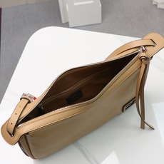 中号型号4409 Simply FENDI手袋,2024-25秋冬季时装秀亮相的一款柔软单肩包,以20世 中号型号4409 Simply FENDI手袋,2024-25秋冬季时装秀亮相的一款柔软单肩包,以20世