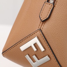 型号1117尺寸34*22cm 芬迪 Fendi Lui 男士斜挎包手提枕头包Lui的设计非常简洁,没有 型号1117尺寸34*22cm 芬迪 Fendi Lui 男士斜挎包手提枕头包Lui的设计非常简洁,没有