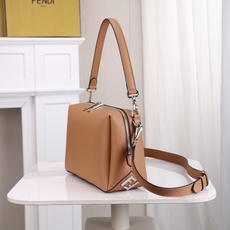型号1117尺寸34*22cm 芬迪 Fendi Lui 男士斜挎包手提枕头包Lui的设计非常简洁,没有 型号1117尺寸34*22cm 芬迪 Fendi Lui 男士斜挎包手提枕头包Lui的设计非常简洁,没有