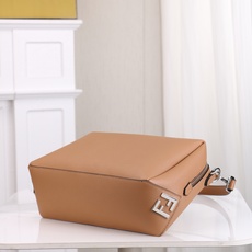 型号1117尺寸34*22cm 芬迪 Fendi Lui 男士斜挎包手提枕头包Lui的设计非常简洁,没有 型号1117尺寸34*22cm 芬迪 Fendi Lui 男士斜挎包手提枕头包Lui的设计非常简洁,没有