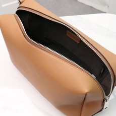 型号1117尺寸34*22cm 芬迪 Fendi Lui 男士斜挎包手提枕头包Lui的设计非常简洁,没有 型号1117尺寸34*22cm 芬迪 Fendi Lui 男士斜挎包手提枕头包Lui的设计非常简洁,没有