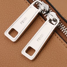 型号1117尺寸34*22cm 芬迪 Fendi Lui 男士斜挎包手提枕头包Lui的设计非常简洁,没有 型号1117尺寸34*22cm 芬迪 Fendi Lui 男士斜挎包手提枕头包Lui的设计非常简洁,没有