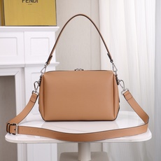型号1117尺寸34*22cm 芬迪 Fendi Lui 男士斜挎包手提枕头包Lui的设计非常简洁,没有 型号1117尺寸34*22cm 芬迪 Fendi Lui 男士斜挎包手提枕头包Lui的设计非常简洁,没有