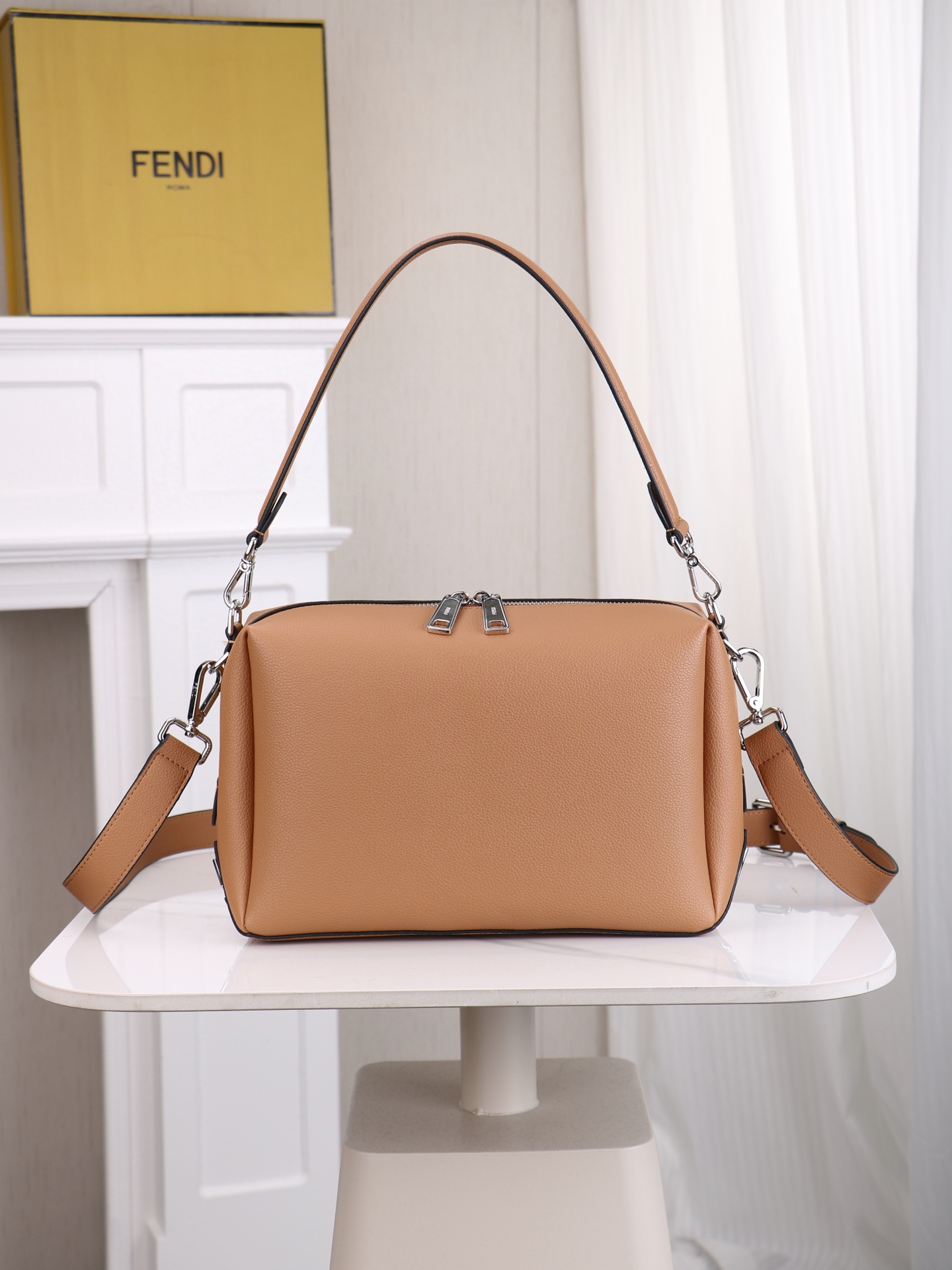 型号1117尺寸34*22cm 芬迪 Fendi Lui 男士斜挎包手提枕头包Lui的设计非常简洁，没有