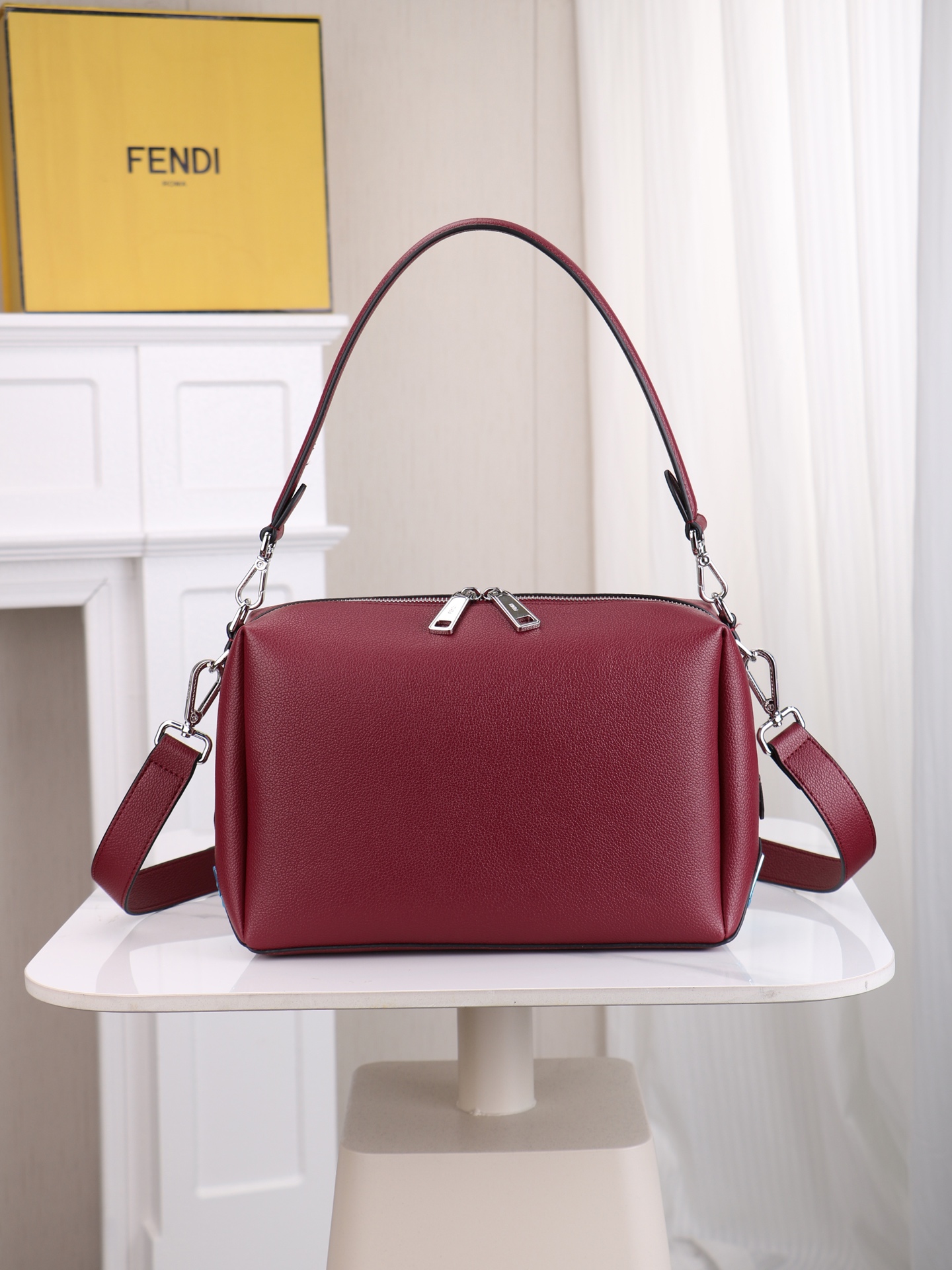 型号1117尺寸34*22cm 芬迪 Fendi Lui 男士斜挎包手提枕头包Lui的设计非常简洁，没有
