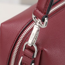 型号1117尺寸34*22cm 芬迪 Fendi Lui 男士斜挎包手提枕头包Lui的设计非常简洁,没有 型号1117尺寸34*22cm 芬迪 Fendi Lui 男士斜挎包手提枕头包Lui的设计非常简洁,没有