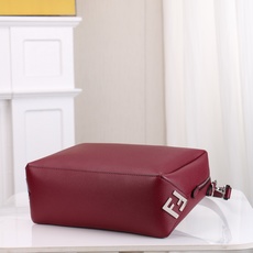 型号1117尺寸34*22cm 芬迪 Fendi Lui 男士斜挎包手提枕头包Lui的设计非常简洁,没有 型号1117尺寸34*22cm 芬迪 Fendi Lui 男士斜挎包手提枕头包Lui的设计非常简洁,没有