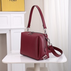 型号1117尺寸34*22cm 芬迪 Fendi Lui 男士斜挎包手提枕头包Lui的设计非常简洁,没有 型号1117尺寸34*22cm 芬迪 Fendi Lui 男士斜挎包手提枕头包Lui的设计非常简洁,没有