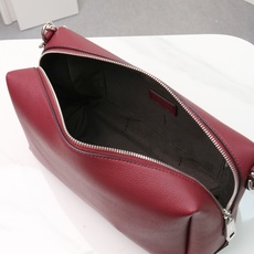 型号1117尺寸34*22cm 芬迪 Fendi Lui 男士斜挎包手提枕头包Lui的设计非常简洁,没有 型号1117尺寸34*22cm 芬迪 Fendi Lui 男士斜挎包手提枕头包Lui的设计非常简洁,没有