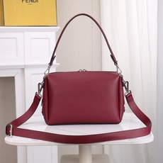 型号1117尺寸34*22cm 芬迪 Fendi Lui 男士斜挎包手提枕头包Lui的设计非常简洁,没有 型号1117尺寸34*22cm 芬迪 Fendi Lui 男士斜挎包手提枕头包Lui的设计非常简洁,没有