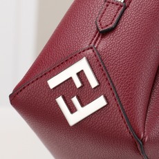 型号1117尺寸34*22cm 芬迪 Fendi Lui 男士斜挎包手提枕头包Lui的设计非常简洁,没有 型号1117尺寸34*22cm 芬迪 Fendi Lui 男士斜挎包手提枕头包Lui的设计非常简洁,没有