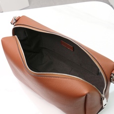 型号1117尺寸34*22cm 芬迪 Fendi Lui 男士斜挎包手提枕头包Lui的设计非常简洁,没有 型号1117尺寸34*22cm 芬迪 Fendi Lui 男士斜挎包手提枕头包Lui的设计非常简洁,没有