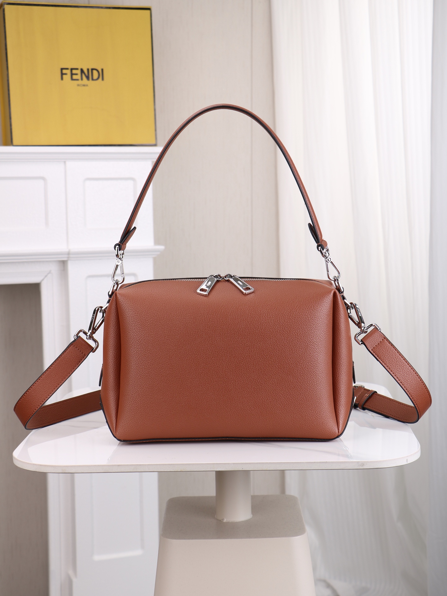 型号1117尺寸34*22cm 芬迪 Fendi Lui 男士斜挎包手提枕头包Lui的设计非常简洁，没有